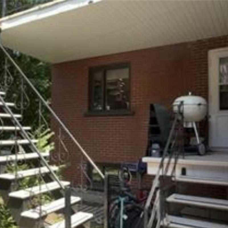 Sortie menant directement à la cour